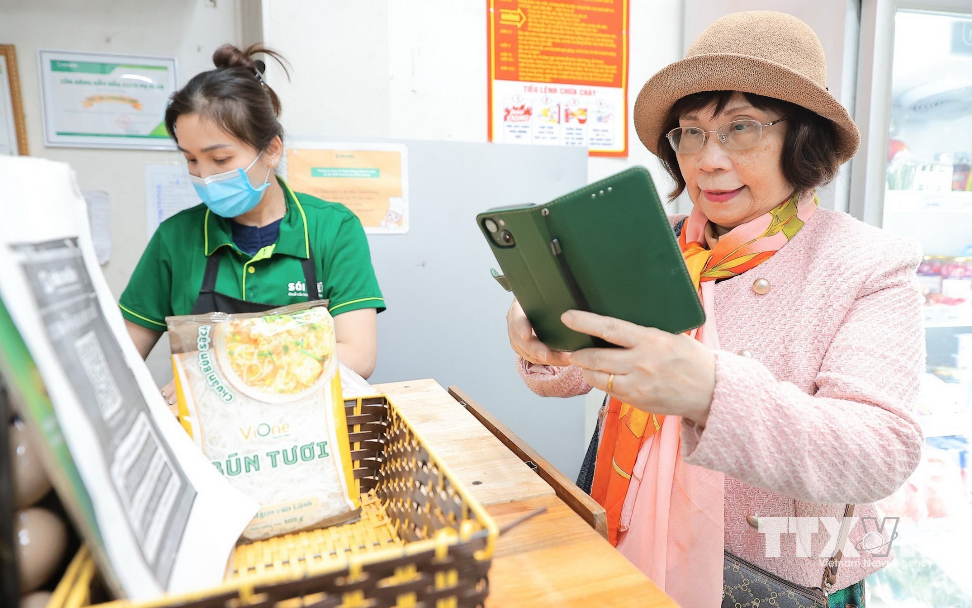 Xu hướng thanh toán số đang dần trở thành thói quen trong đời sống tiêu dùng của người dân. (Ảnh: Lê Đông/TTXVN)